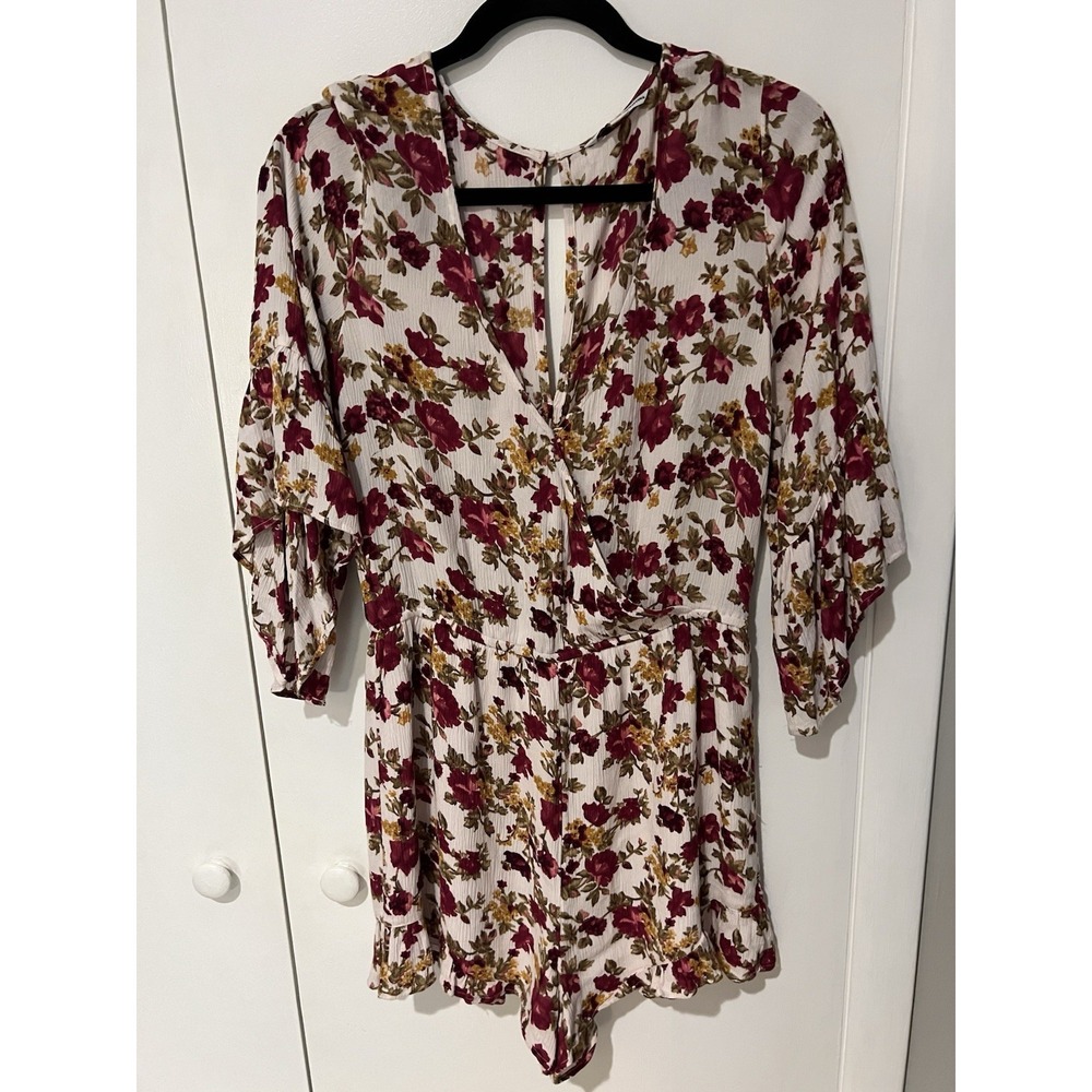 American Eagle Outfitters AE Medium Floral Romper Deep V-Neck Lined‎ Shorts